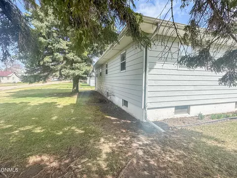 Exterior - 206 2nd St NE, Steele, ND 58482 photo 13 of 19