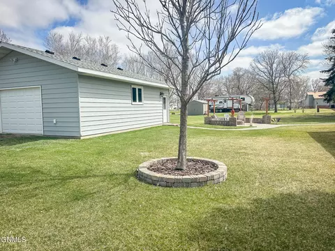 Exterior - 206 2nd St NE, Steele, ND 58482 photo 5 of 19
