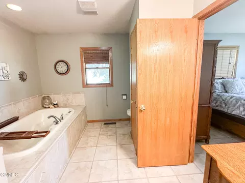 Bath - 206 2nd St NE, Steele, ND 58482 photo 5 of 13