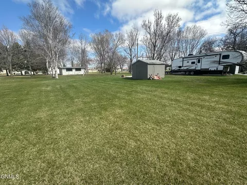 Exterior - 206 2nd St NE, Steele, ND 58482 photo 10 of 19