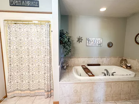 Bath - 206 2nd St NE, Steele, ND 58482 photo 6 of 13
