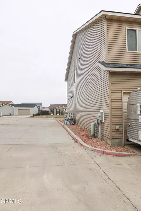 2223 28th St W, Williston, ND 58801 photo 24