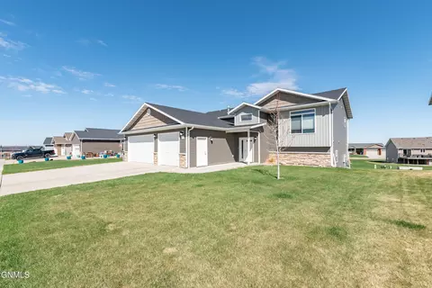 5303 Onyx Dr, Bismarck, ND 58503