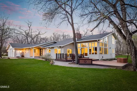 680 48th Ave SW, Bismarck, ND 58504