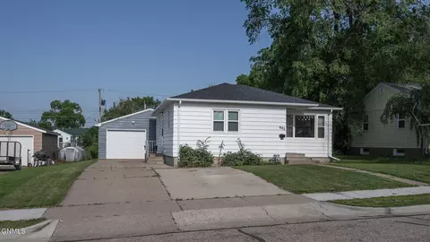 602 24th St, Bismarck, ND 58501