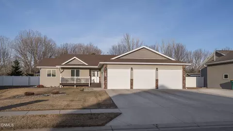 2418 Peach Tree Dr, Bismarck, ND 58504