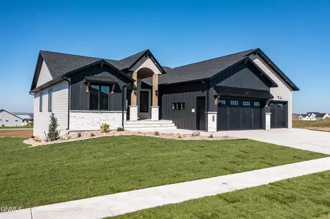 4004 Mclintock Dr, Bismarck, ND 58503