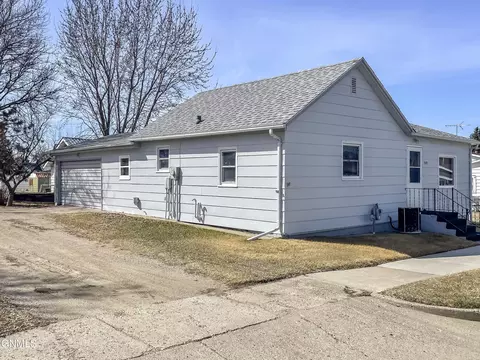 309 Elm Ave, Linton, ND 58552 photo 2