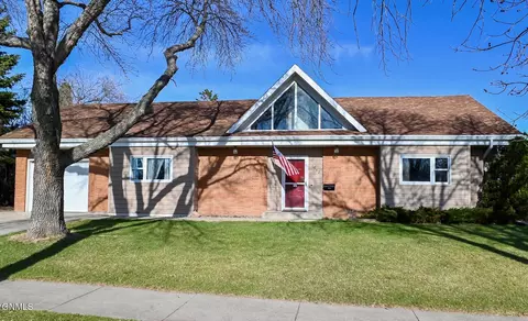 1612 6th St NW, Minot, ND 58703
