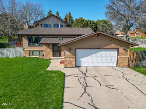 3064 Ontario Ln, Bismarck, ND 58503