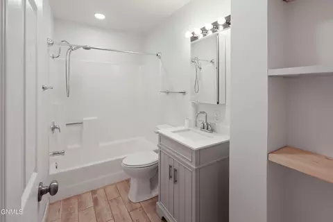 Bath - 2213 University Ave, Williston, ND 58801 photo 1 of 3
