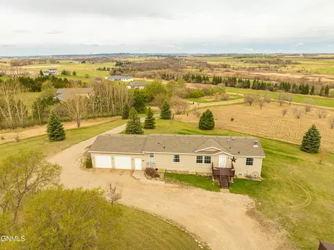 7431 Birch Pl, Bismarck, ND 58504