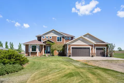 5424 Shoal Dr, Bismarck, ND 58503