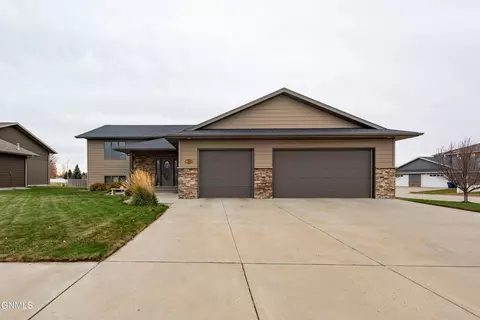 2433 4th St W, Dickinson, ND 58601