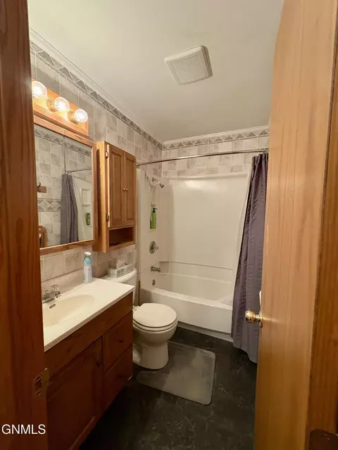 Bath - 824 4th Ave W, Williston, ND 58801 photo 2 of 2