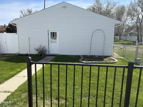 Exterior - 824 4th Ave W, Williston, ND 58801 photo 4 of 7