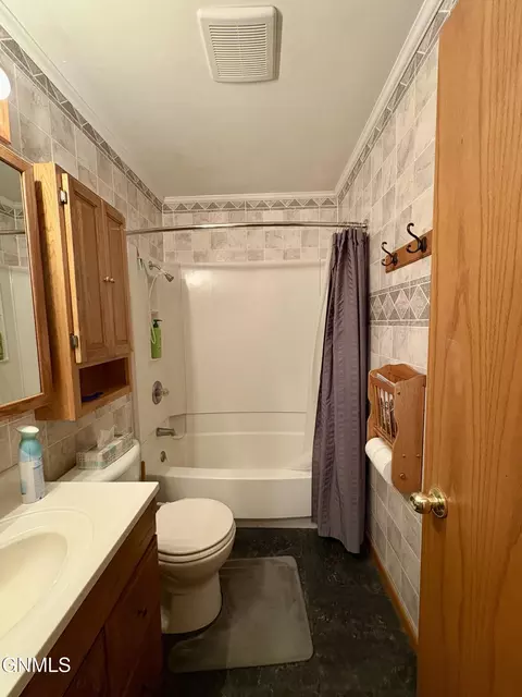 Bath - 824 4th Ave W, Williston, ND 58801 photo 1 of 2