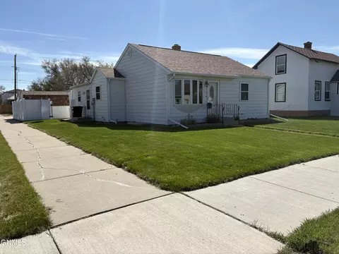 Exterior - 824 4th Ave W, Williston, ND 58801 photo 2 of 7