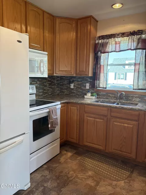 Kitchen - 824 4th Ave W, Williston, ND 58801 photo 4 of 4