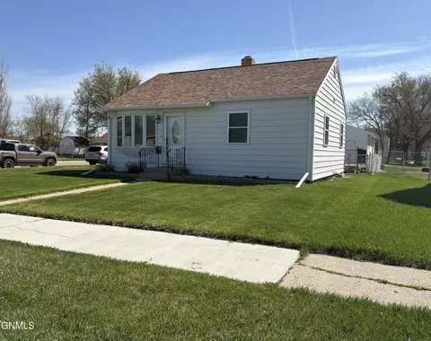 Exterior - 824 4th Ave W, Williston, ND 58801 photo 3 of 7