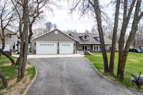 9019 Briardale Dr, Bismarck, ND 58504