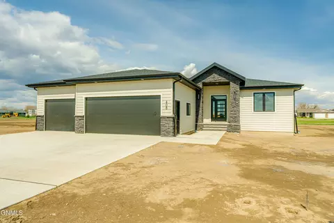 408 Kamrose Dr, Bismarck, ND 58504