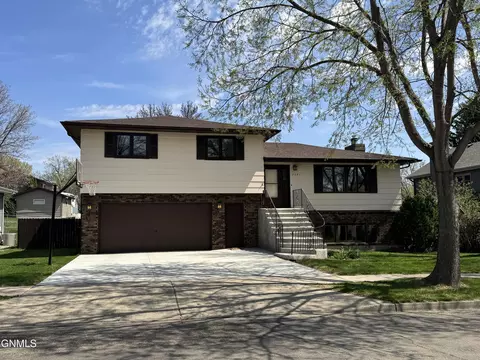 2037 Nagel Dr, Bismarck, ND 58501