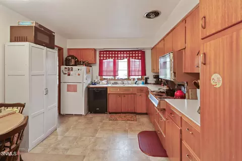 1318 4th Ave E, Williston, ND 58801 photo 5
