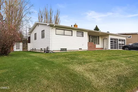 1318 4th Ave E, Williston, ND 58801 photo 2