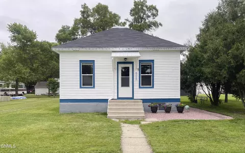 608 Schley Ave W, Linton, ND 58552