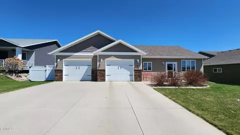 5407 Superior Dr, Bismarck, ND 58503