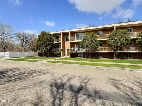 918 Owens Ave E, Bismarck, ND 58501