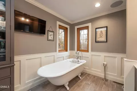 Bath - 826 Munich Dr, Bismarck, ND 58504 photo 2 of 8