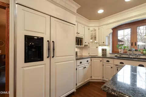 Kitchen - 826 Munich Dr, Bismarck, ND 58504 photo 4 of 5