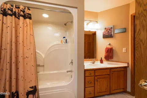 Bath - 826 Munich Dr, Bismarck, ND 58504 photo 5 of 8