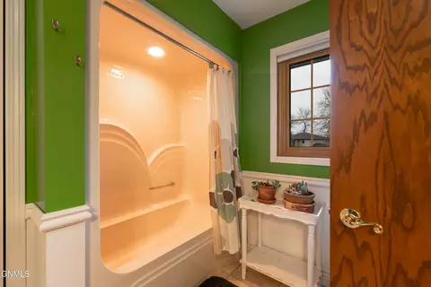 Bath - 826 Munich Dr, Bismarck, ND 58504 photo 6 of 8