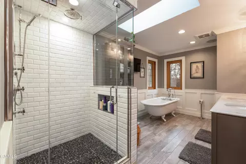 Bath - 826 Munich Dr, Bismarck, ND 58504 photo 1 of 8