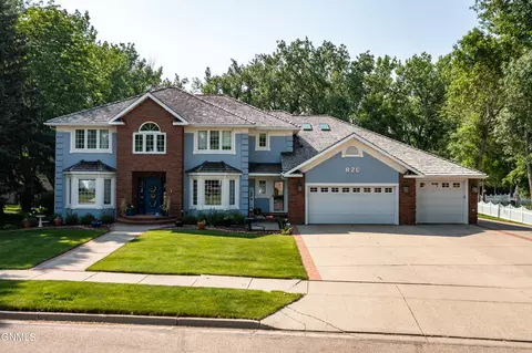 826 Munich Dr, Bismarck, ND 58504