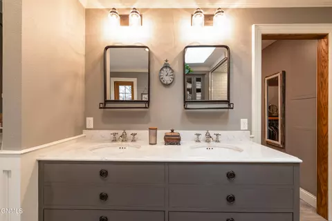 Bath - 826 Munich Dr, Bismarck, ND 58504 photo 3 of 8