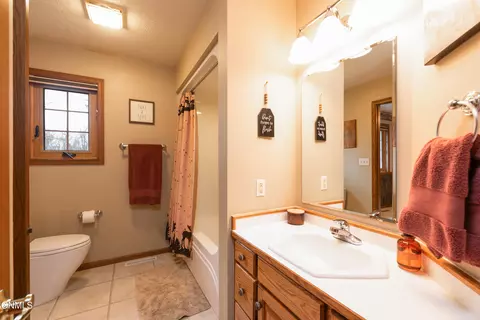 Bath - 826 Munich Dr, Bismarck, ND 58504 photo 4 of 8