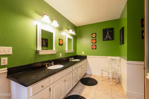 Bath - 826 Munich Dr, Bismarck, ND 58504 photo 7 of 8