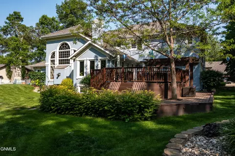 Exterior - 826 Munich Dr, Bismarck, ND 58504 photo 5 of 11