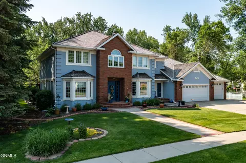 Exterior - 826 Munich Dr, Bismarck, ND 58504 photo 2 of 11
