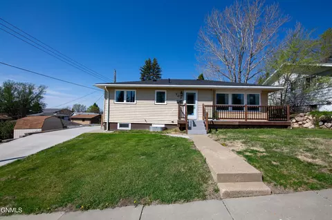703 10th Ave NW, Mandan, ND 58554