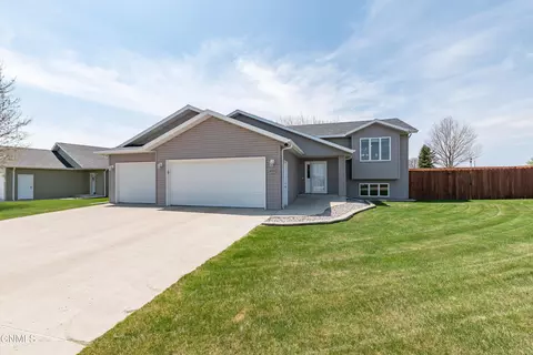 4701 Lewis Rd NW, Mandan, ND 58554