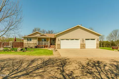 2122 Sommer Dr N, Mandan, ND 58554