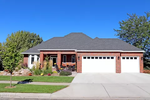 1738 Canyon Dr, Bismarck, ND 58503