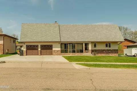 300 W Brandon Dr, Bismarck, ND 58503