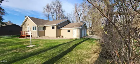 421 Oliver Ave, Center, ND 58530