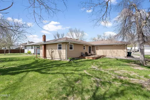 Exterior - 821 E Wachter Ave, Bismarck, ND 58504 photo 3 of 3